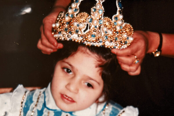 Kuwait girl and crown