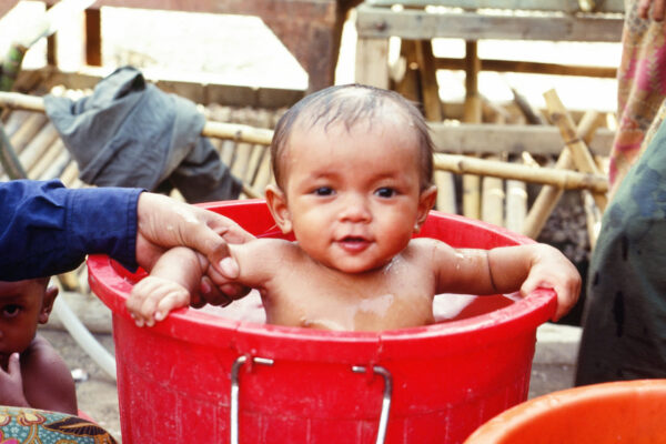 baby-red-bucket-bath